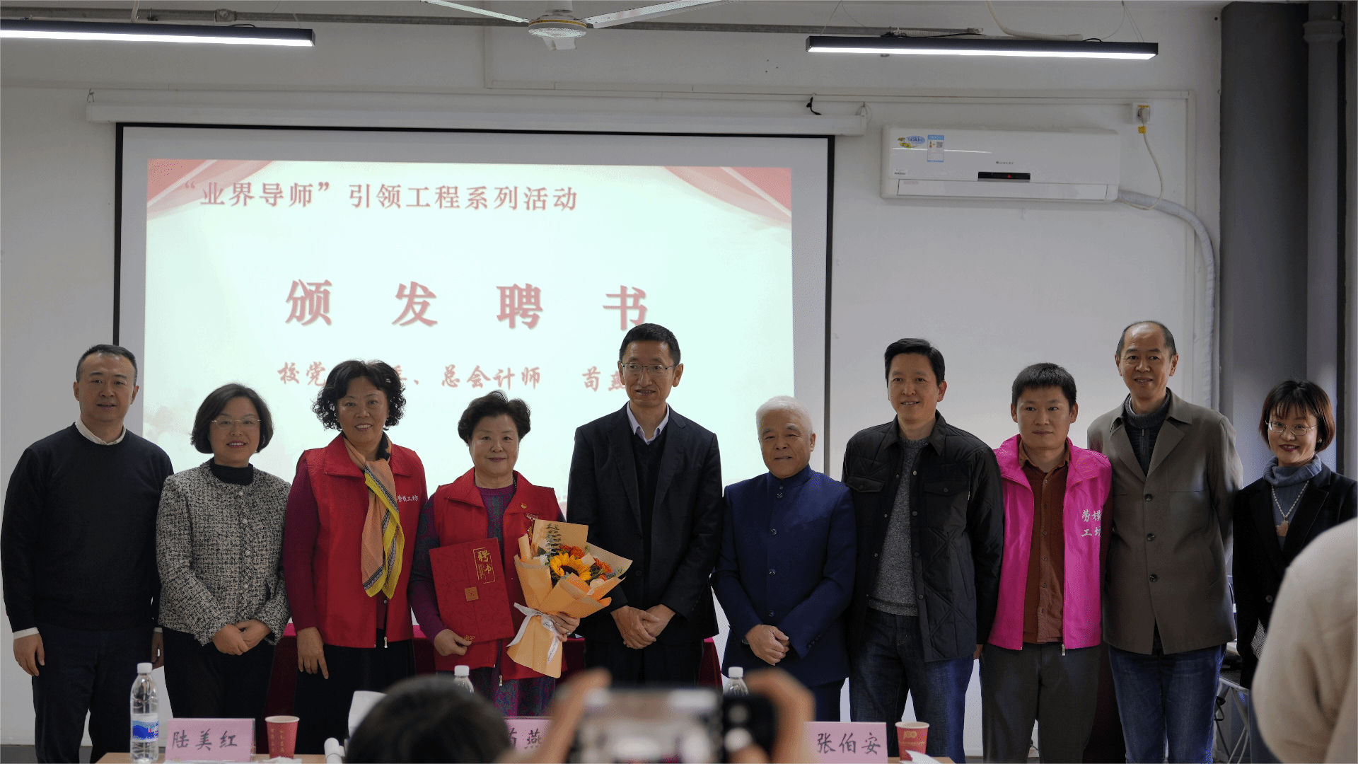 向导嘉宾合影.png 向导嘉宾合影.png