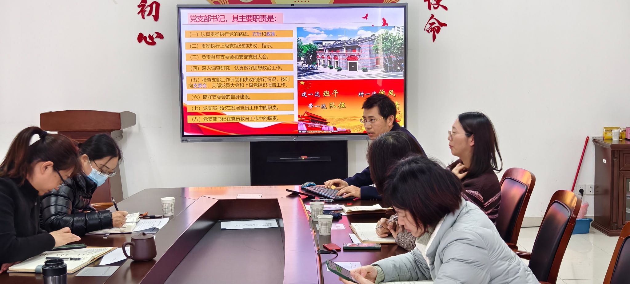 姜华.jpg 姜华.jpg