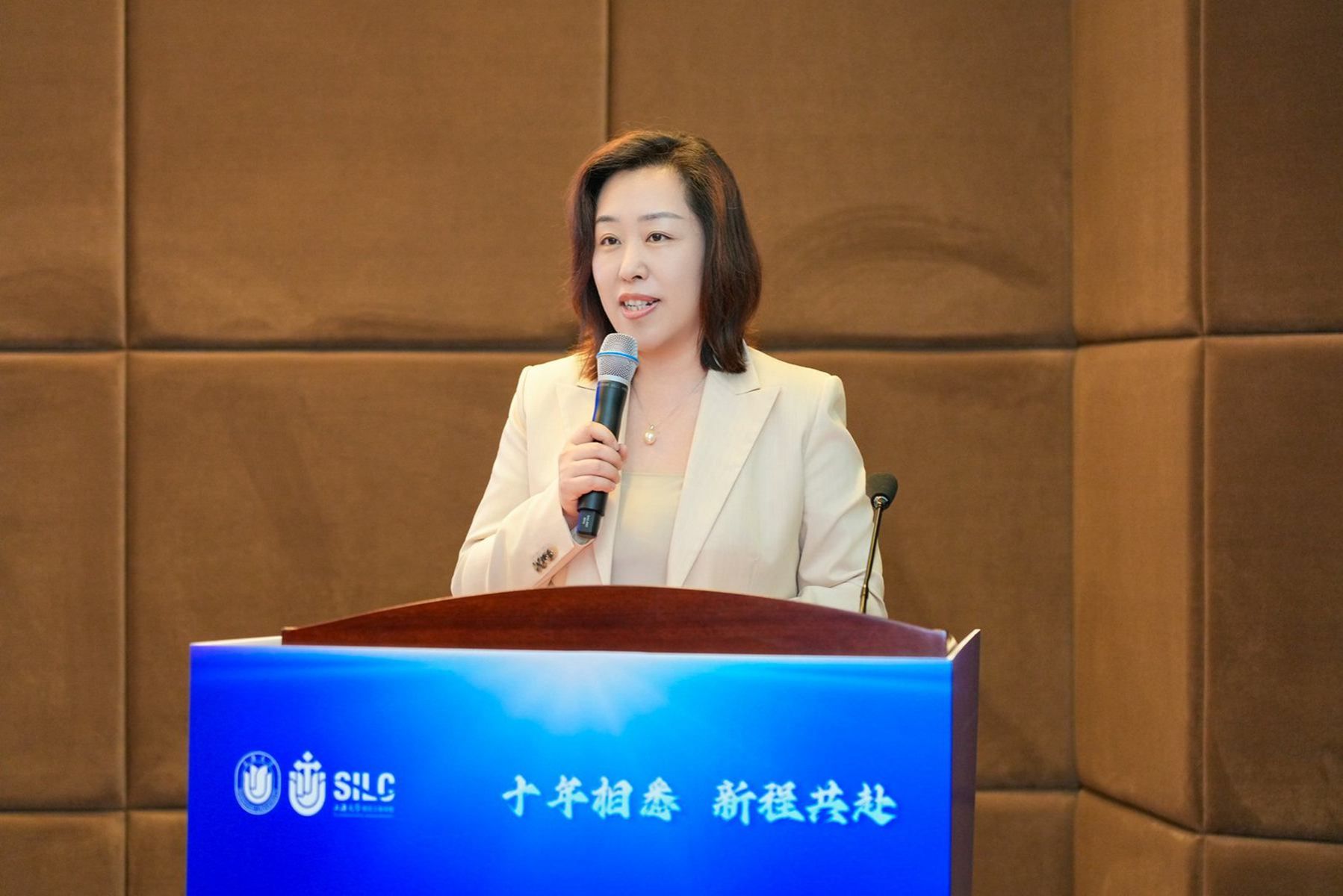校友代表讲话_副本.jpg 校友代表讲话_副本.jpg