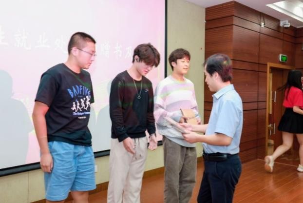 76FC9DA6832A8E7B89A90851CC3_62C9E6F4_8C5D